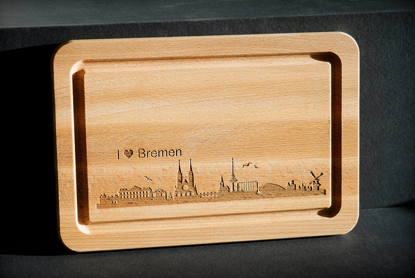 Schneidbrett Buche (29x19,5cm) mit Saftrille und Skyline Lasergravur