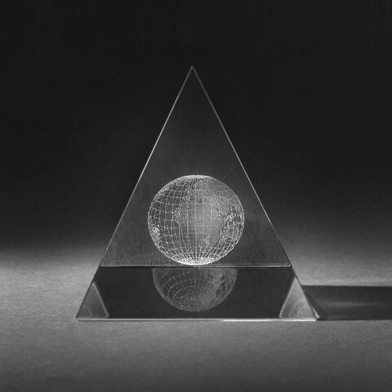3D Globus Weltkugel in Glas gelasert. Kristallglas Motiv Pyramide