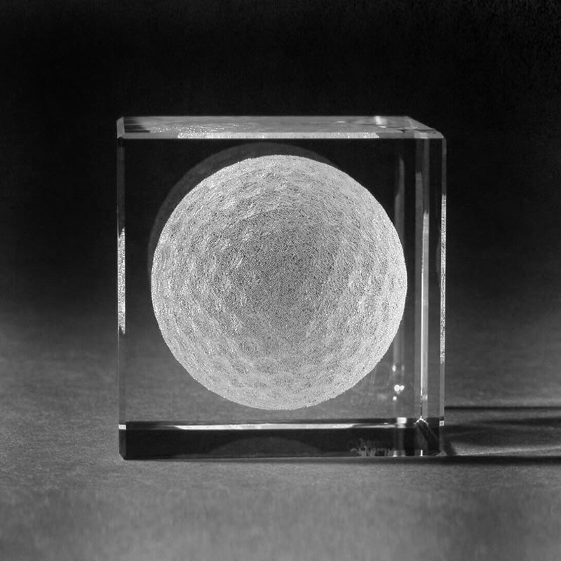 3D Laserglas. 3D Golfball in Kristall Glas gelasert