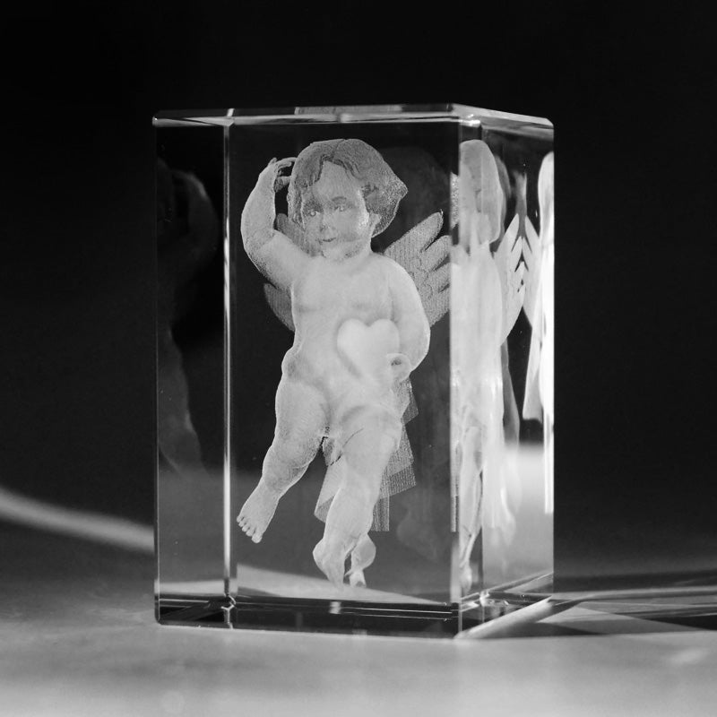 3D Lasergravur Engel mit Herz in Kristallglas gelasert
