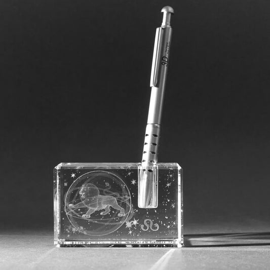 3D Sternzeichen Löwe im Stiftehalter aus Glas gelasert. 3D Crystal Motive in Kristallglas