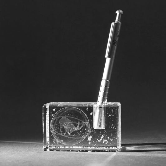 3D Sternzeichen Steinbock im Stiftehalter aus Glas gelasert. 3D Crystal Motive in Kristallglas