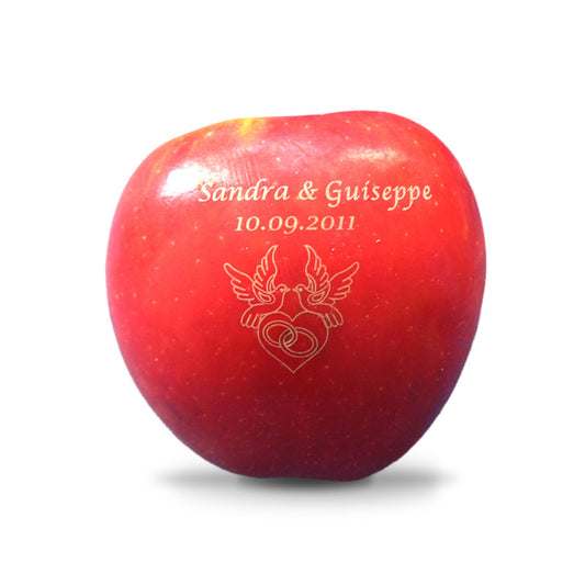 Gravur auf Obst. Ihr Hochzeitsmotiv auf Apfel graviert mit Turteltauben, Namen und Datum