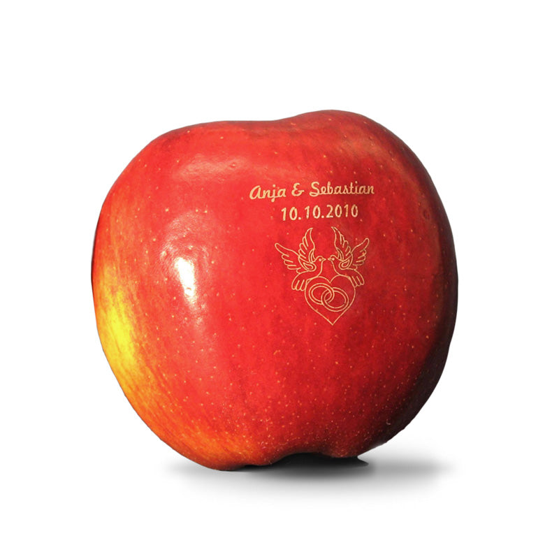 Gravur auf Obst. Ihr Hochzeits-Apfel mit Turteltauben, Namen und Datum für Hochzeit
