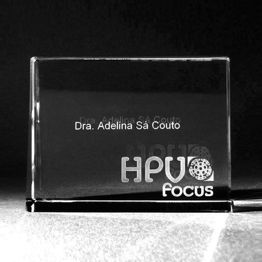 Glas Namensschild mit Name Logo in Kristallglas graviert. Laser Crystal Aufsteller